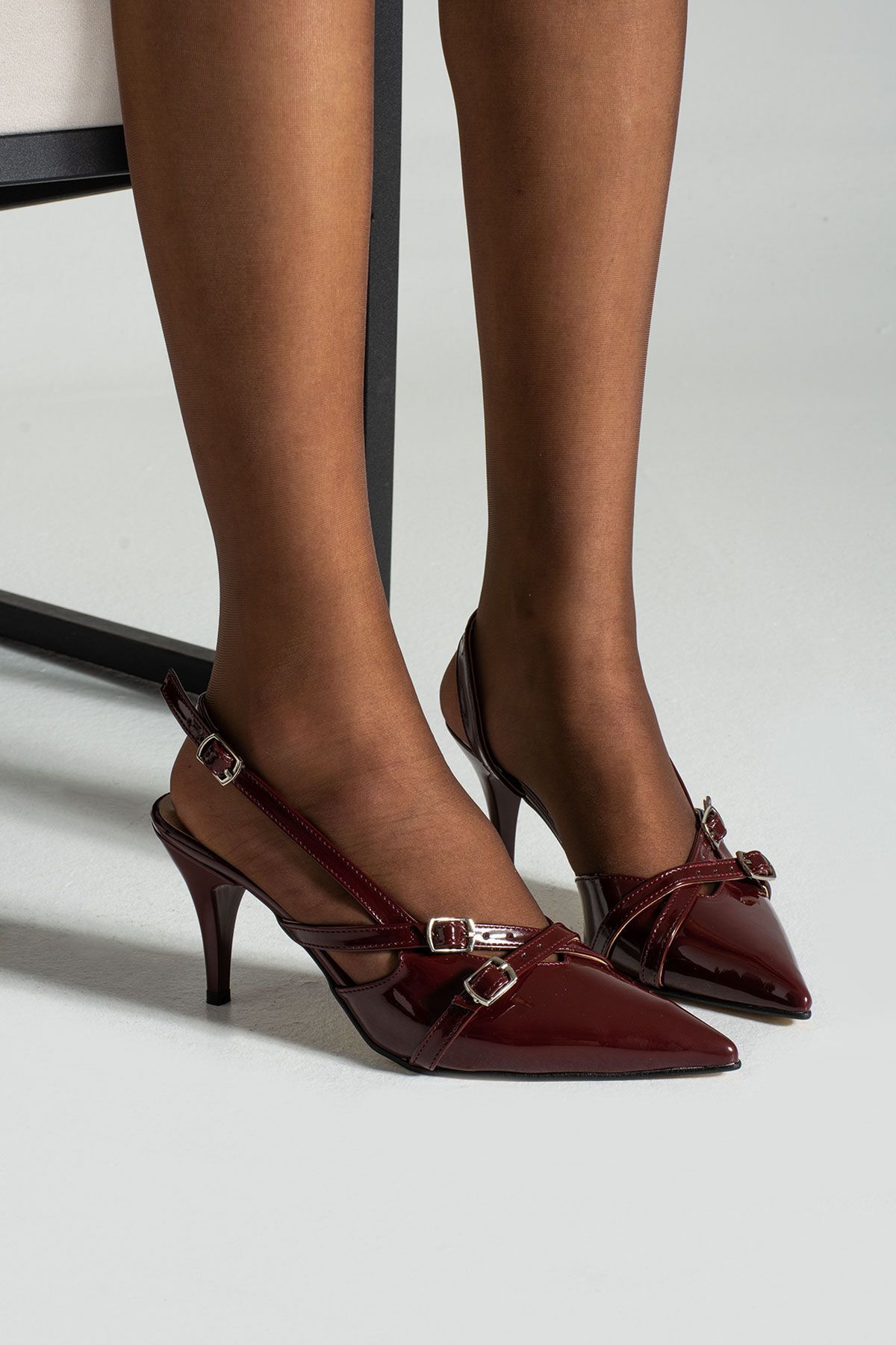 Mi Luz Sivri Burun İki Bantlı Rugan Kadın Topuklu Ayakkabı